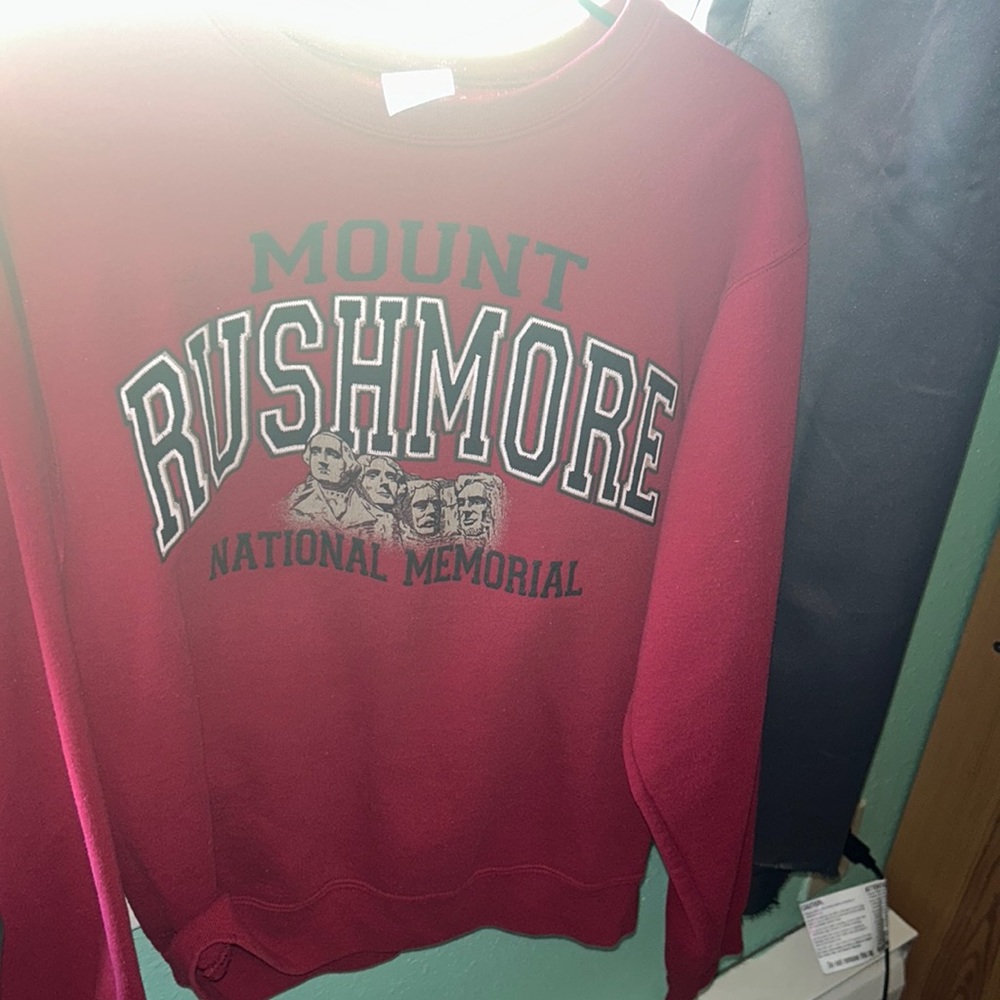 Amazing Mount Rushmore sweatshirt size small